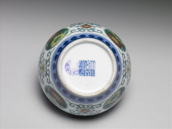 鬥彩團花紋蓋罐