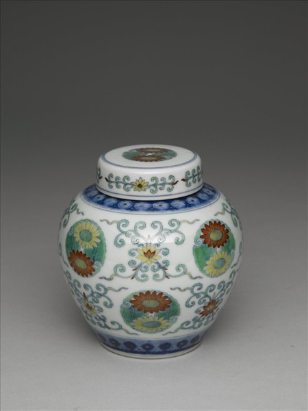 鬥彩團花紋蓋罐