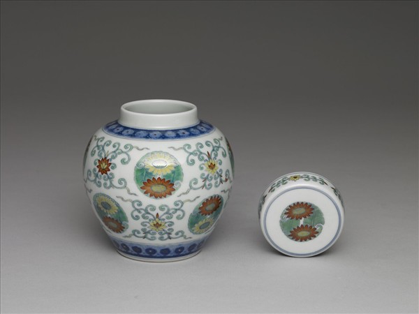 鬥彩團花紋蓋罐