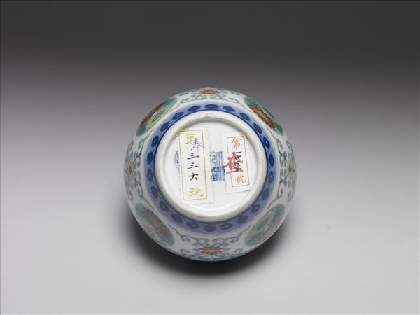 鬥彩團花紋蓋罐