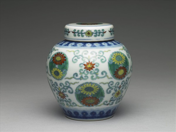 鬥彩團花紋蓋罐