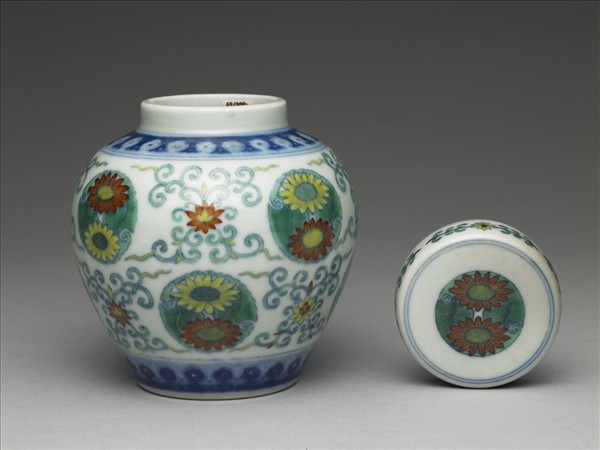 鬥彩團花紋蓋罐