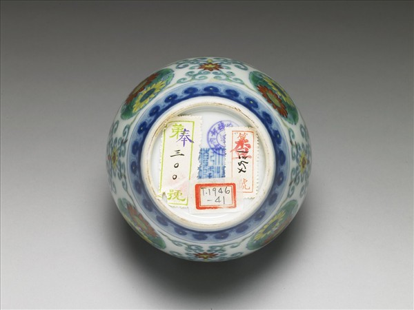 鬥彩團花紋蓋罐