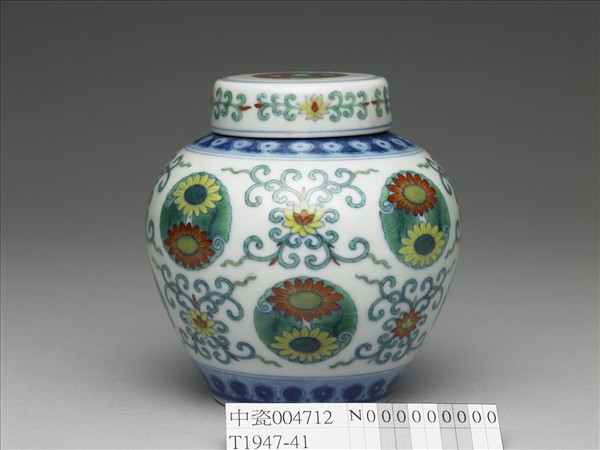 鬥彩團花紋蓋罐