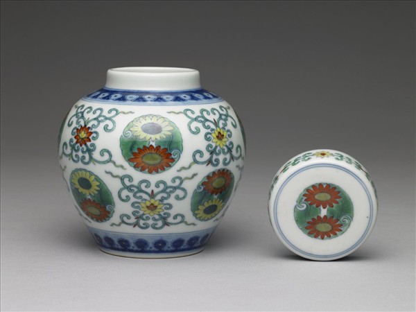 鬥彩團花紋蓋罐