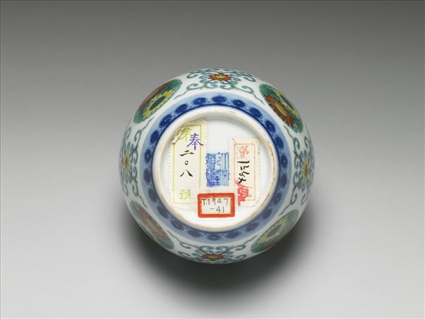 鬥彩團花紋蓋罐