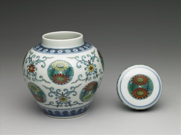 鬥彩團花紋蓋罐