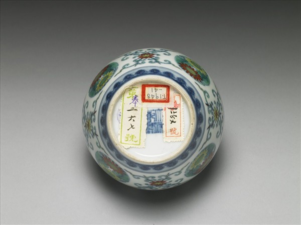 鬥彩團花紋蓋罐