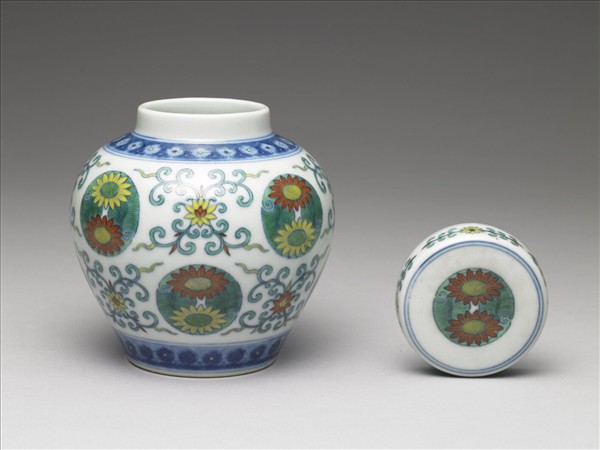 鬥彩團花紋蓋罐