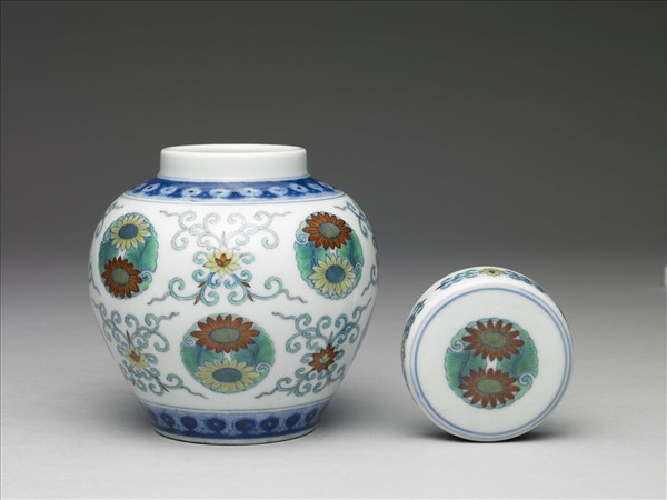 鬥彩團花紋蓋罐