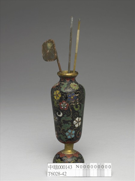 掐絲琺瑯瓶