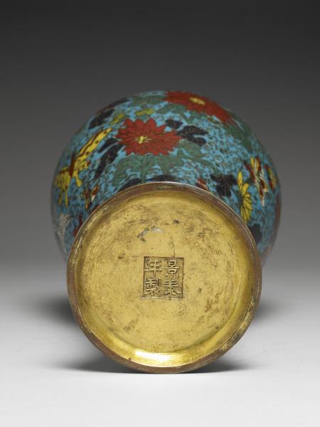 掐絲琺瑯花卉梅瓶