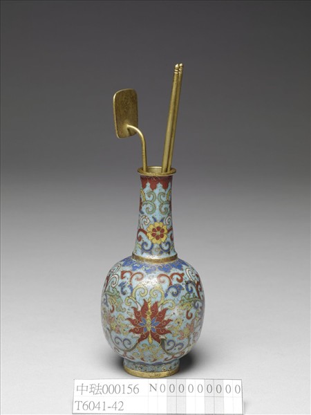 掐絲琺瑯瓶
