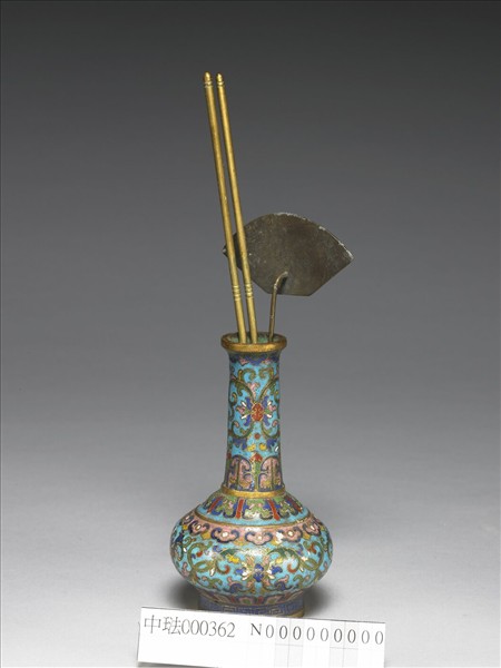 掐絲琺瑯花卉紋瓶