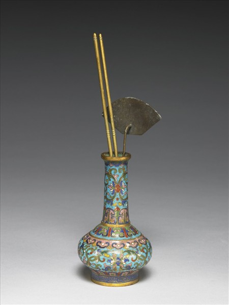 掐絲琺瑯花卉紋瓶