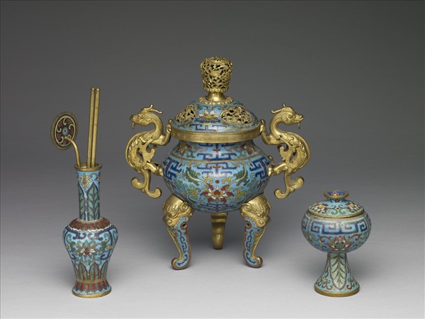 掐絲琺瑯螭耳番蓮紋爐