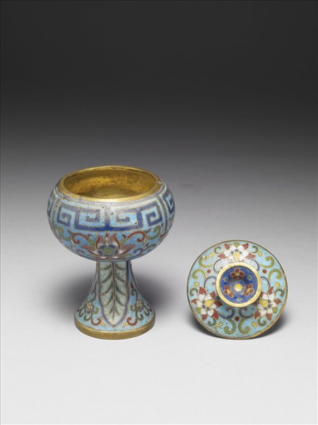 掐絲琺瑯番蓮紋盒