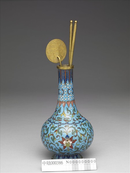 掐絲琺瑯番蓮紋瓶