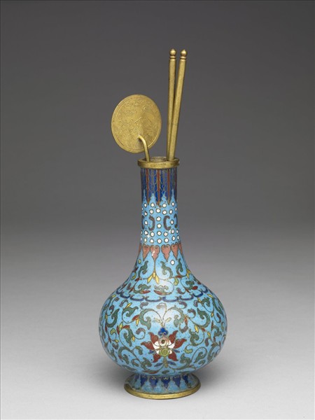 掐絲琺瑯番蓮紋瓶
