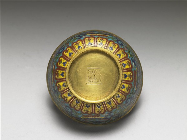 掐絲琺瑯夔龍碗