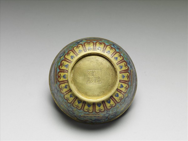 掐絲琺瑯夔龍碗