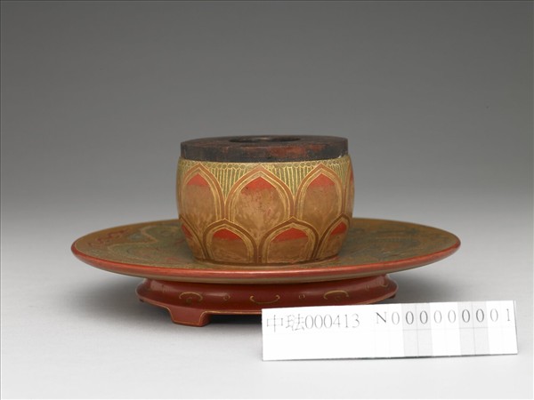 蓮瓣雲龍紋碗托