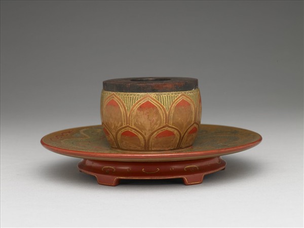 蓮瓣雲龍紋碗托