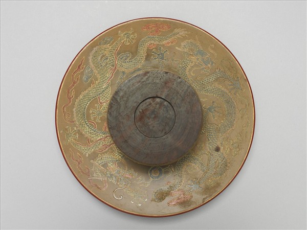 蓮瓣雲龍紋碗托