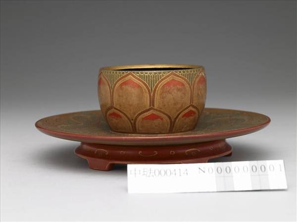 蓮瓣雲龍紋碗托