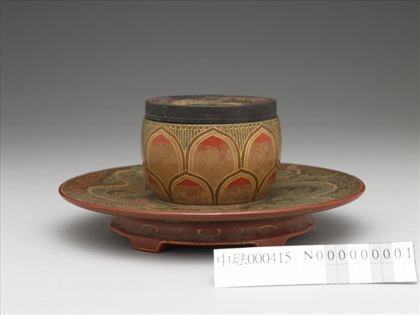 蓮瓣雲龍紋碗托