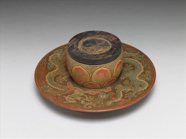 蓮瓣雲龍紋碗托