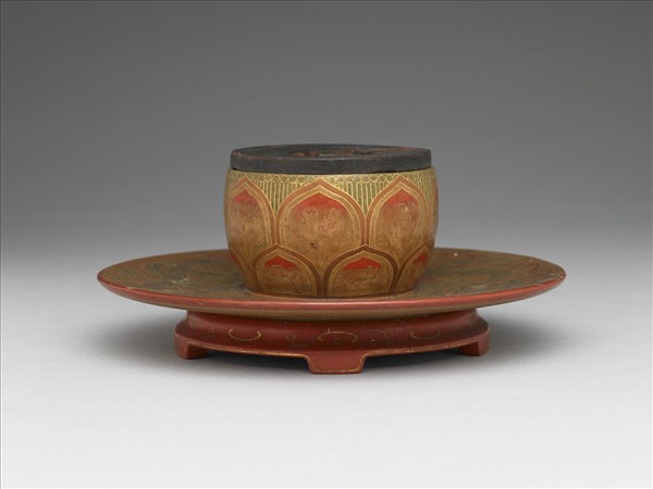 蓮瓣雲龍紋碗托