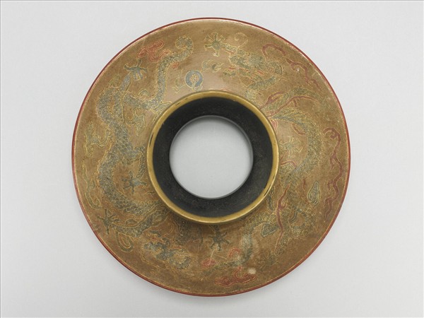 蓮瓣雲龍紋碗托