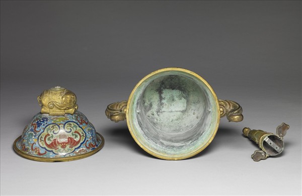 掐絲琺瑯象足鼎