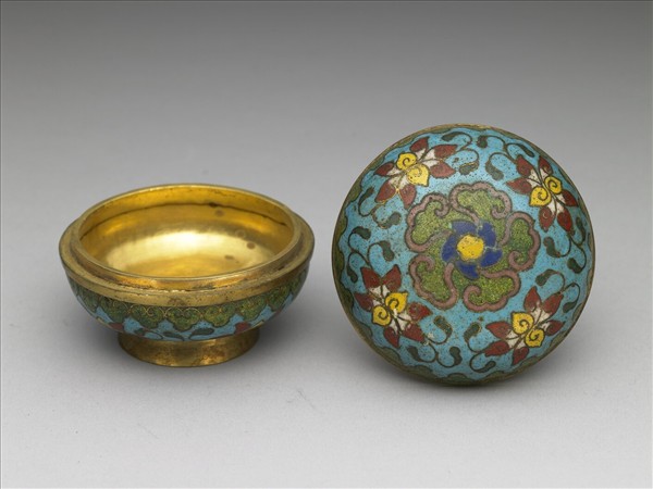 掐絲琺瑯番蓮紋盒