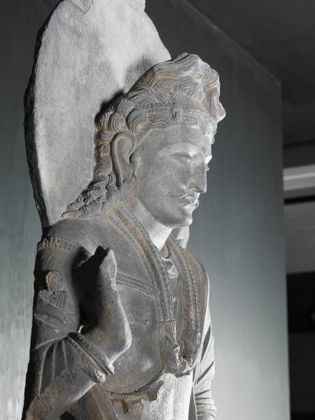 犍陀羅石雕彌勒菩薩立像