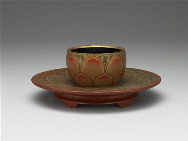 蓮瓣雲龍紋碗托