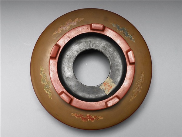 蓮瓣雲龍紋碗托