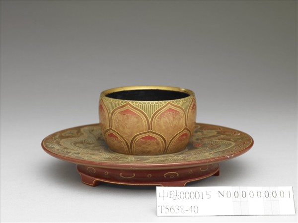 蓮瓣雲龍紋碗托