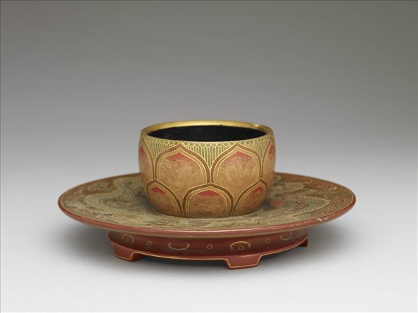 蓮瓣雲龍紋碗托