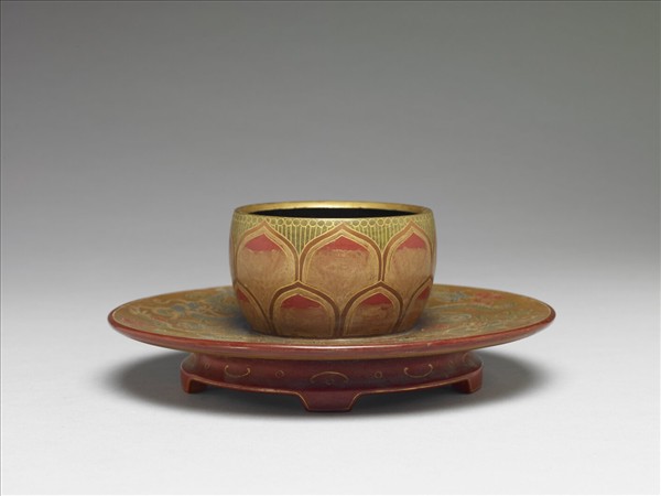 蓮瓣雲龍紋碗托