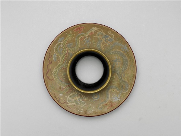 蓮瓣雲龍紋碗托