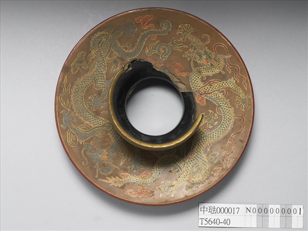 蓮瓣雲龍紋碗托