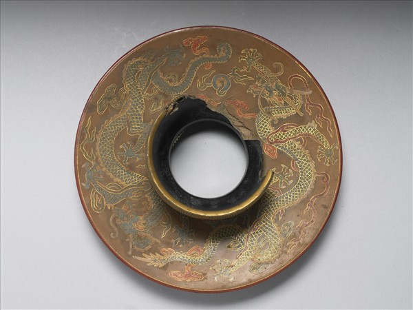 蓮瓣雲龍紋碗托