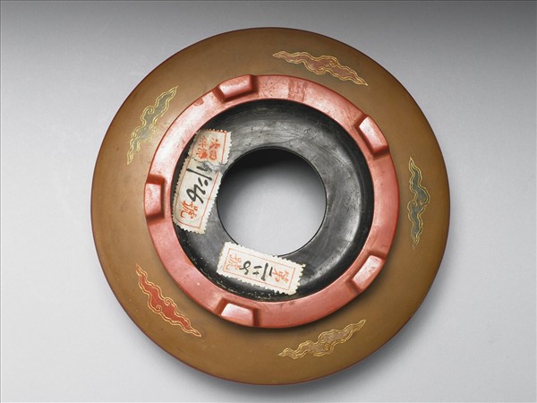 蓮瓣雲龍紋碗托