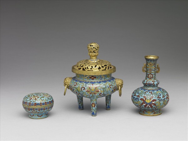 掐絲琺瑯花卉紋三足爐