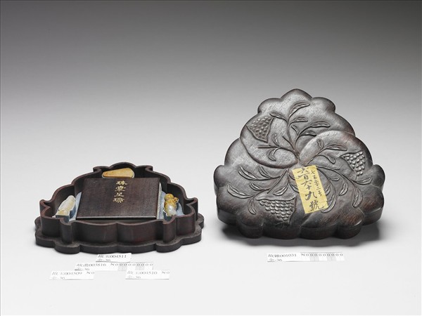 玉文士執圭立像