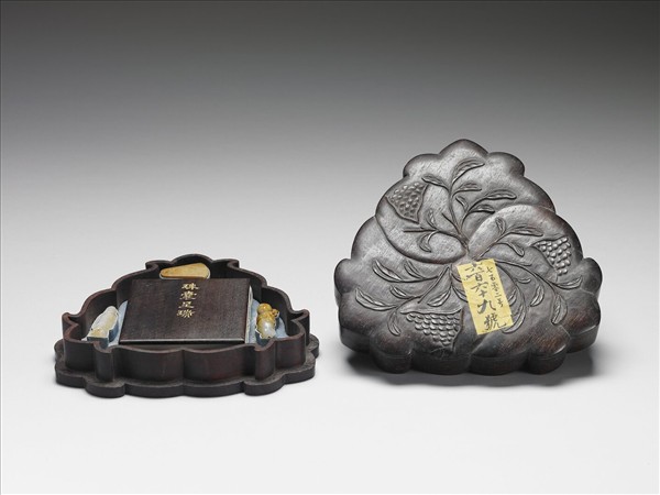 玉文士執圭立像