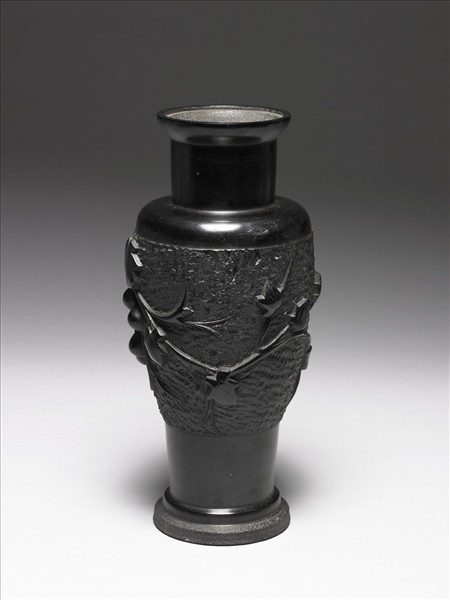 炭精雕葡萄花瓶