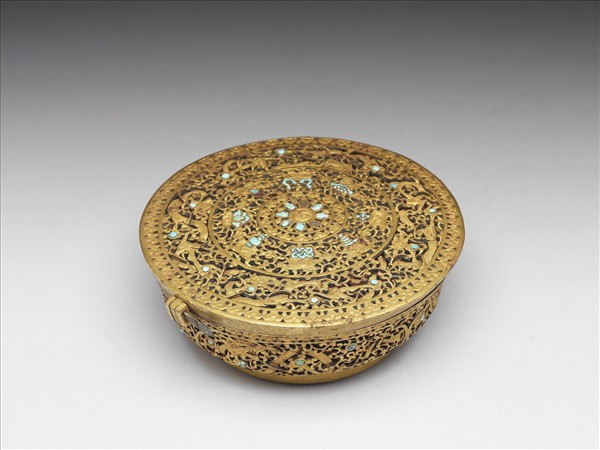 鐵鍍金鏤空雲龍八寶紋盒